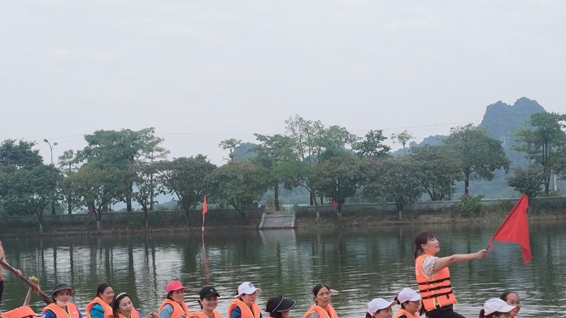 Chủ nhật, ngày 15/10 về Chùa Hương xem hội thi bơi chải trên dòng suối Yến