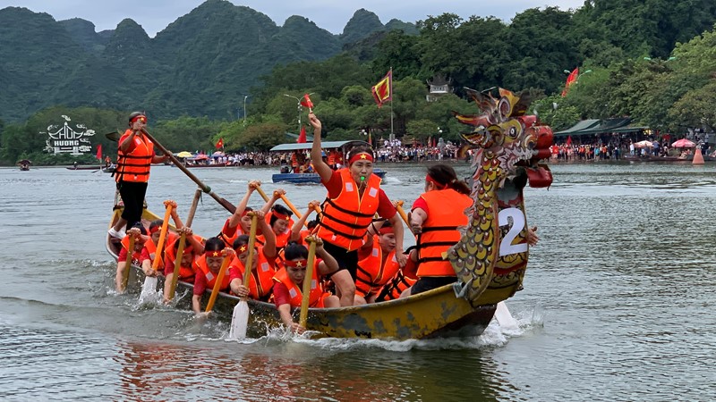 Hàng nghìn người cổ vũ 12 đội thi bơi chải ở chùa Hương