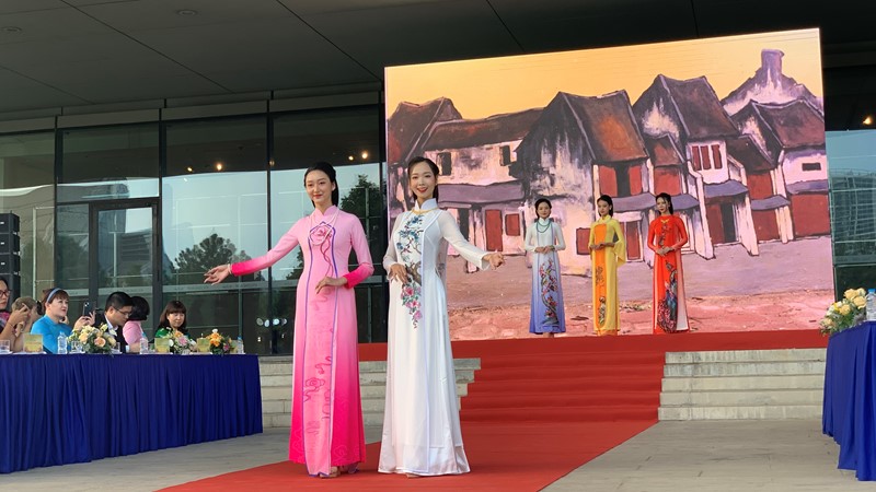 Hội LHPN Hà Nội chủ trì Chương trình đồng diễn áo dài tại Lễ hội Áo dài du lịch năm 2023: