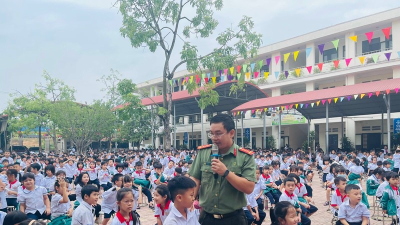 1.930 học sinh và giáo viên được tập huấn về an toàn giao thông và phòng cháy chữa cháy