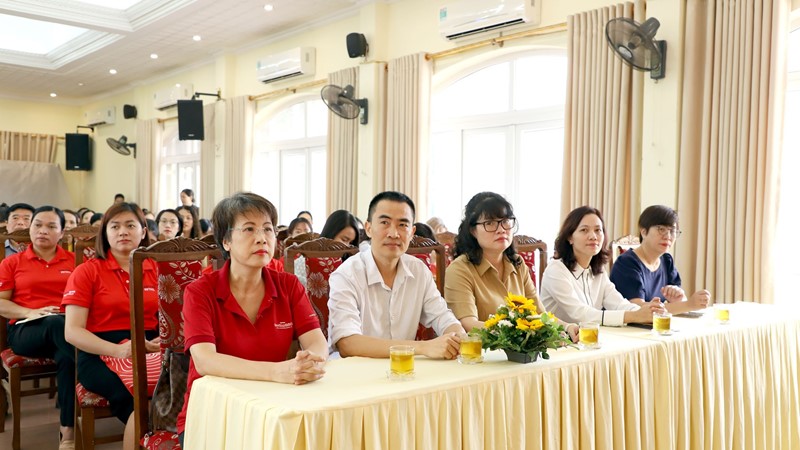 Đối thoại, giải đáp chính sách mới về tiền lương, bảo hiểm xã hội và sức khoẻ cho lao động nữ