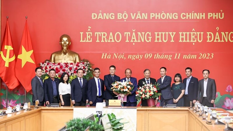 Thủ tướng trao huy hiệu Đảng tặng các đồng chí nguyên Phó Thủ tướng Chính phủ