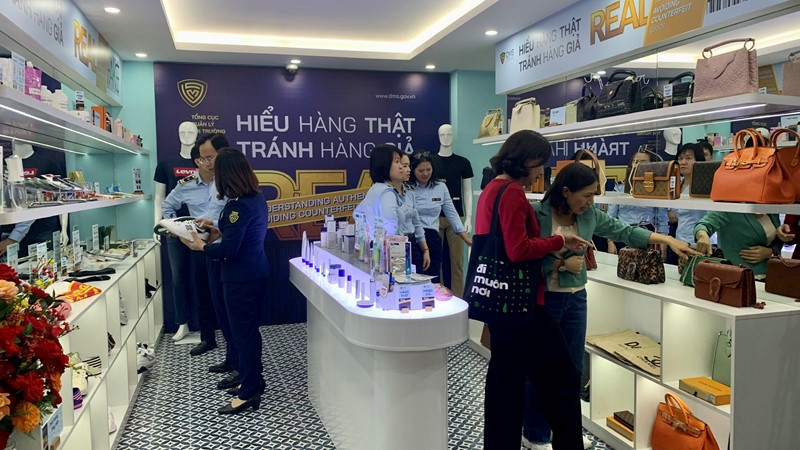 Trưng bày hơn 600 sản phẩm nhận diện hàng thật, tránh hàng giả