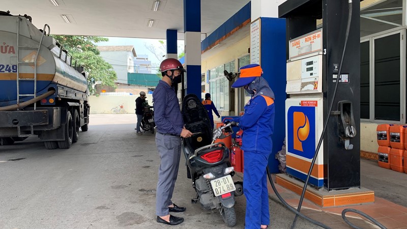 Xăng RON95-III tăng 547 đồng một lít