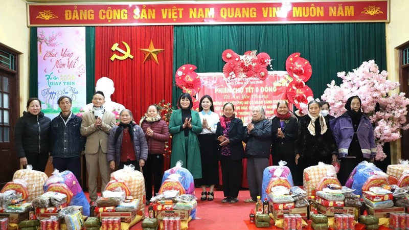 Phụ nữ xã Thư Phú (Thường Tín): Trao 156 phần quà Tết ấm yêu thương đến với phụ nữ