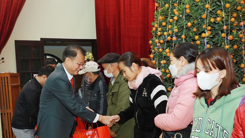 Hội đồng hương Ứng Hòa tặng 200 suất quà Tết cho gia đình có hoàn cảnh khó khăn