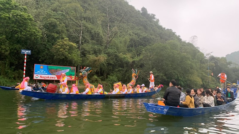 Trước giờ khai hội chùa Hương: Dòng người nườm nượp về miền đất Phật