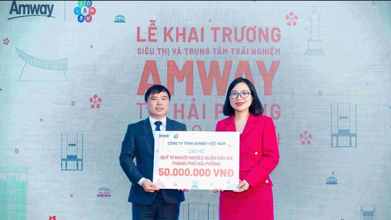 Amway trao tặng 50 triệu đồng cho Quỹ Vì người nghèo của quận Hải An, thành phố Hải Phòng