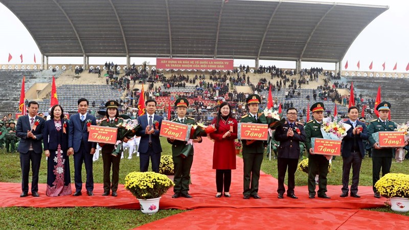 115 tân binh Sơn Tây phấn khởi lên đường nhập ngũ