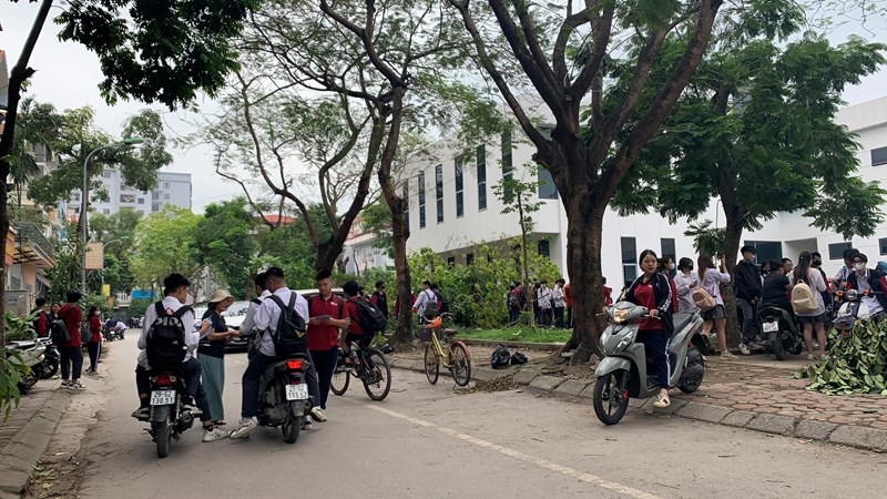 Nhiều học sinh trường THPT Phan Bội Châu vi phạm luật giao thông