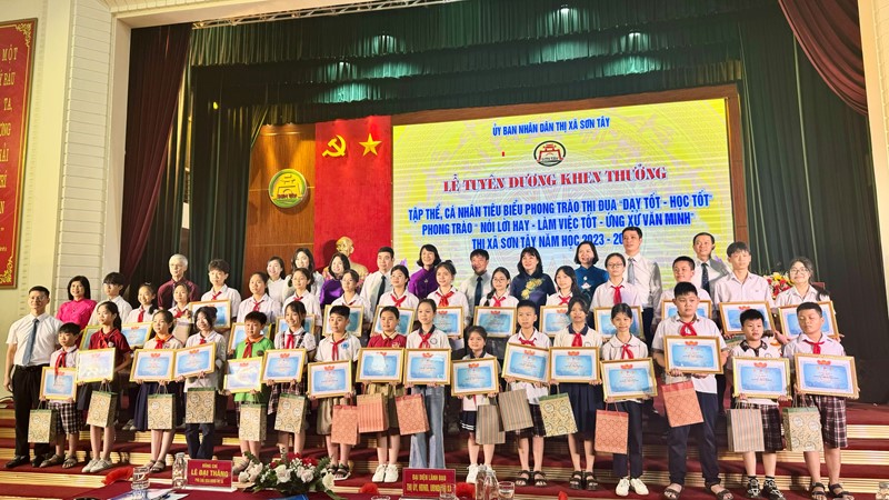 Sơn Tây khen thưởng 11 tập thể 263 thầy giáo, cô giáo và học sinh tiêu biểu 