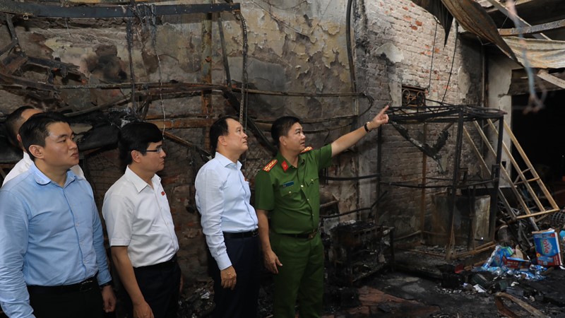 Chủ tịch HĐND Thành phố Hà Nội Nguyễn Ngọc Tuấn thăm hỏi, chia sẻ với nạn nhân trong vụ cháy ở Trung Kính