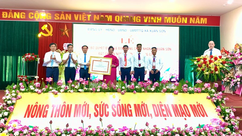 Xã Xuân Sơn (thị xã Sơn Tây) đón Bằng công nhận xã đạt chuẩn nông thôn mới nâng cao