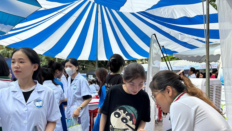 Trường Cao đẳng Y tế Hà Đông mở ngày hội tư vấn việc làm cho hàng nghìn sinh viên