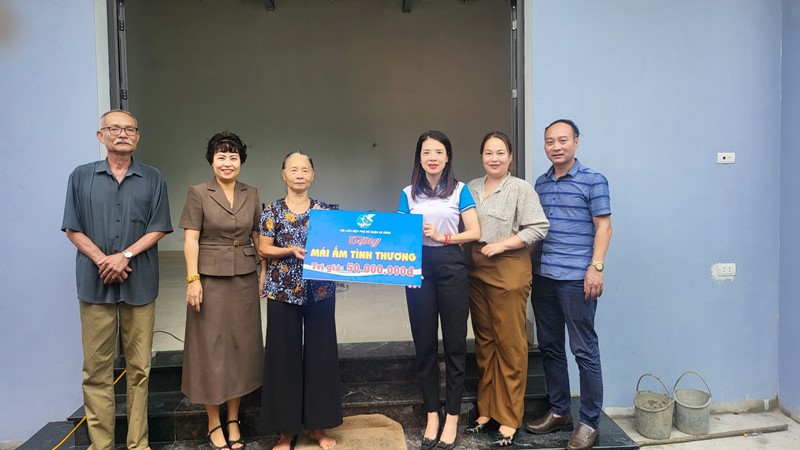 Hội LHPN quận Hà Đông trao 50 triệu đồng hỗ trợ xây “Mái ấm tình thương” cho hội viên