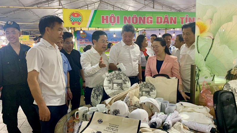 Khai mạc trưng bày hơn 100 gian hàng OCOP và trao giải hội thi mít lần thứ nhất TP Hà Nội