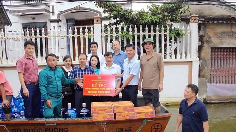 Hội Nông dân TP Hà Nội tặng quà hỗ trợ người dân vùng lũ huyện Chương Mỹ