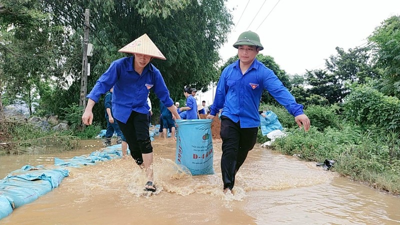 Hình ảnh đẹp thanh niên hỗ trợ người dân vùng ngập lụt Chương Mỹ
