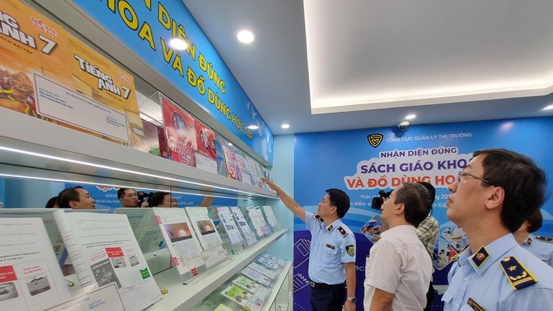Trưng bày 500 sản phẩm sách giáo khoa, đồ dùng học tập thật-giả