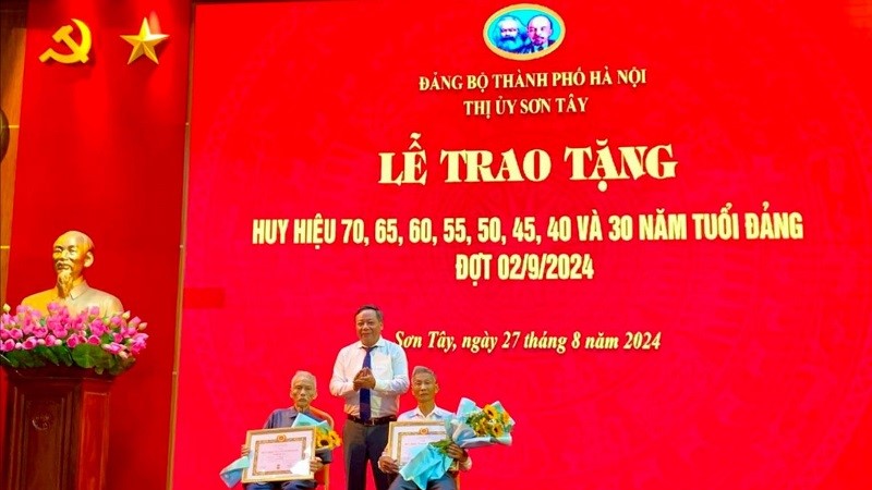 Phó Bí thư Thành uỷ Nguyễn Văn Phong trao Huy hiệu Đảng tại Sơn Tây