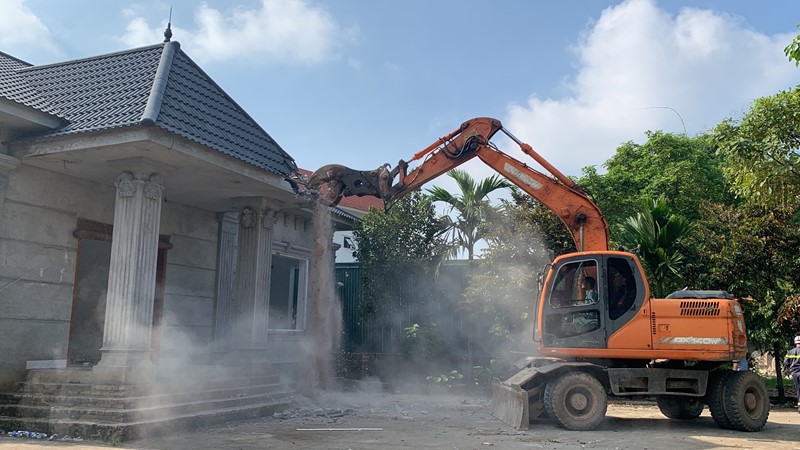 Cưỡng chế giải tỏa công trình vi phạm trên đất công tại xã La Phù, Hoài Đức
