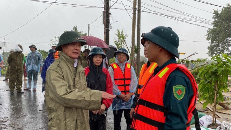 Đồng chí Hoàng Trọng Quyết kiểm tra các tuyến đê trên địa bàn huyện Gia Lâm