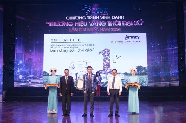 Amway Việt Nam vinh dự nhận giải thưởng thương hiệu vàng phát triển bền vững