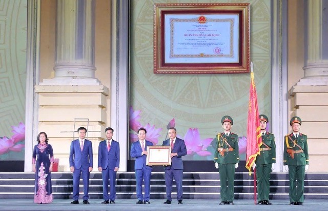 Sơn Tây đón nhận Huân chương Lao động hạng Nhì