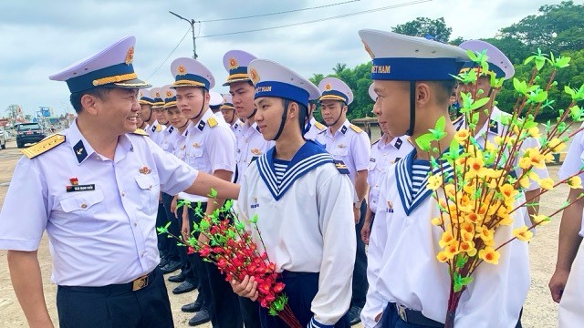 Vùng 2 Hải quân: 2 chuyến tàu xuất bến chúc Tết chiến sĩ nhà giàn DK1