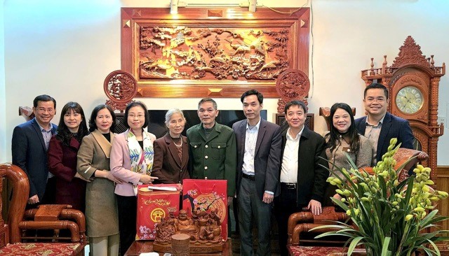 Phó Trưởng đoàn chuyên trách Đoàn đại biểu Quốc hội TP trao quà Tết tại Phúc Thọ, Sơn Tây