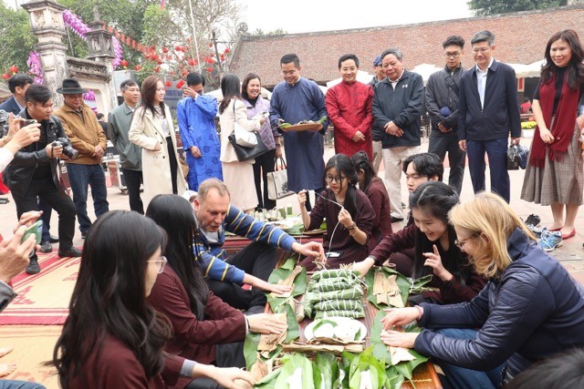 Đông đảo du khách về Đường Lâm (Sơn Tây) tham gia chương trình Tết làng Việt