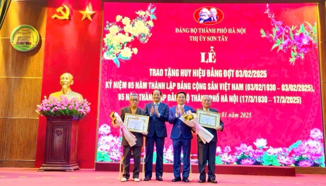 Sơn Tây: 258 đảng viên được trao tặng và truy tặng Huy hiệu Đảng