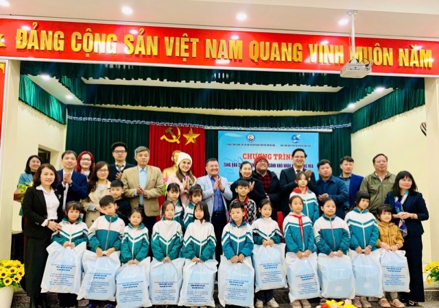 Trao 285 suất quà cho trẻ em có hoàn cảnh khó khăn xã Đông Lỗ, huyện Ứng Hoà