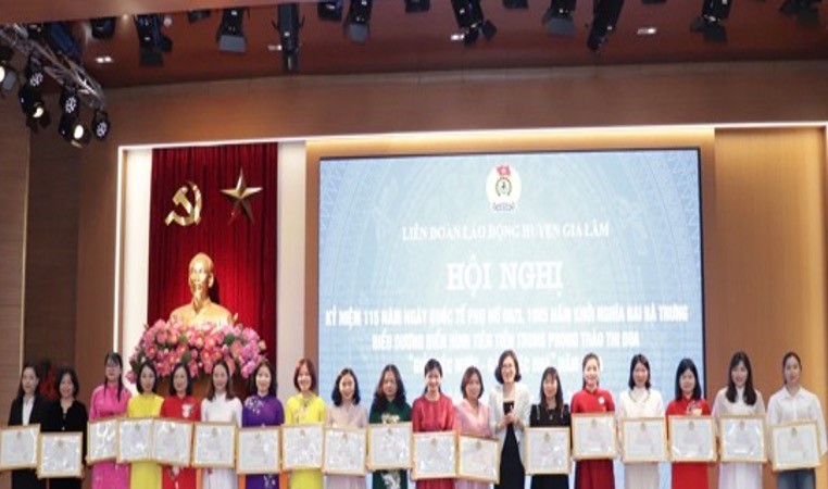 Biểu dương phụ nữ Gia Lâm “Giỏi việc nước-Đảm việc nhà“