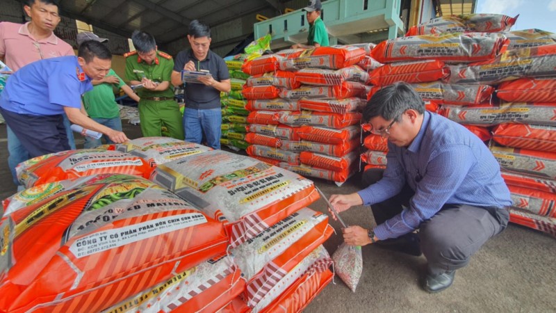 Phó Thủ tướng Chính phủ khen Công an tỉnh Đắk Lắk triệt phá các vụ án sản xuất hàng giả