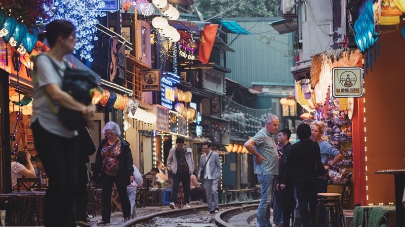 Hà Nội yêu cầu không giới thiệu, tổ chức tour đưa khách đến khu cà phê đường tàu