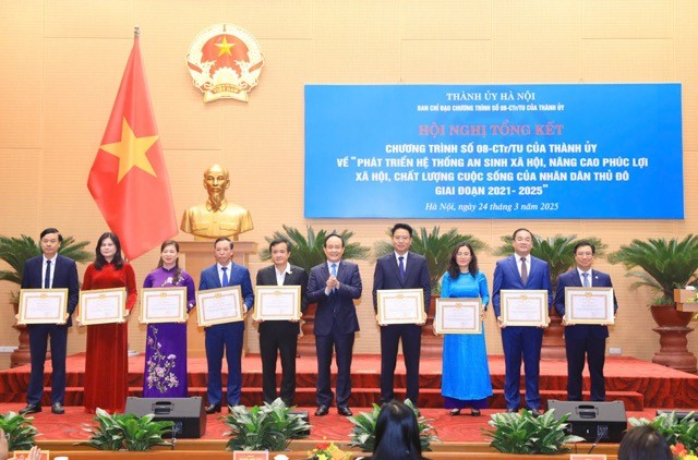 Tiếp tục thực hiện tốt mục tiêu giảm nghèo, rà soát việc khám, quản lý sức khỏe người dân