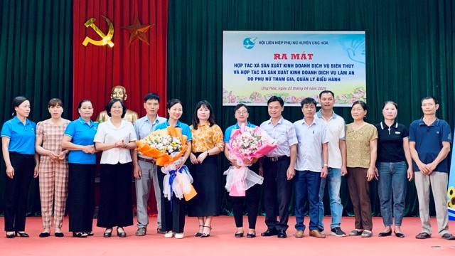 Ứng Hoà: Ra mắt 2 hợp tác xã Biên Thuỳ và Lâm An do phụ nữ làm chủ
