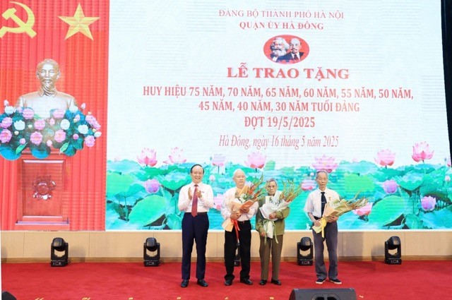 Phó Bí thư Thành ủy, Chủ tịch HĐND thành phố Hà Nội Nguyễn Ngọc Tuấn trao huy hiệu Đảng ở Hà Đông