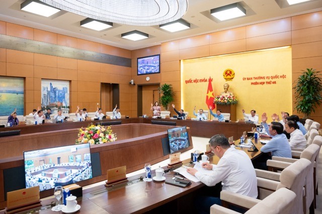 Ủy ban Thường vụ Quốc hội thống nhất bỏ quy định “sinh một hoặc hai con“