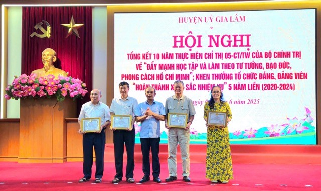 Gia Lâm khen thưởng nhiều tập thể, cá nhân học tập, làm theo tư tưởng, đạo đức, phong cách Hồ Chí Minh