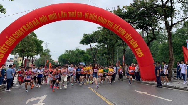 Sơn Tây: 1.500 người tham gia hưởng ứng Ngày chạy Olympic Vì sức khoẻ toàn dân