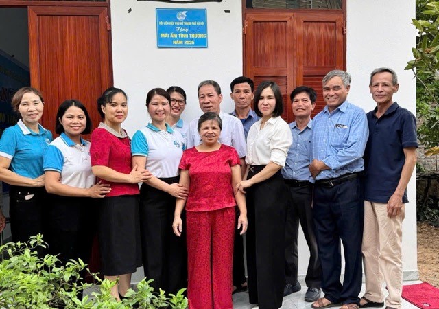 Bàn giao mái ấm tình thương cho phụ nữ xã Phú Châu, huyện Ba Vì