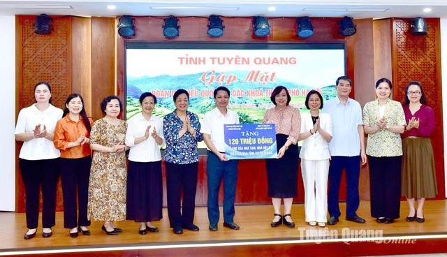 Đoàn Đại biểu Quốc hội TP Hà Nội phối hợp trao hỗ trợ xóa nhà tạm tại tỉnh Tuyên Quang