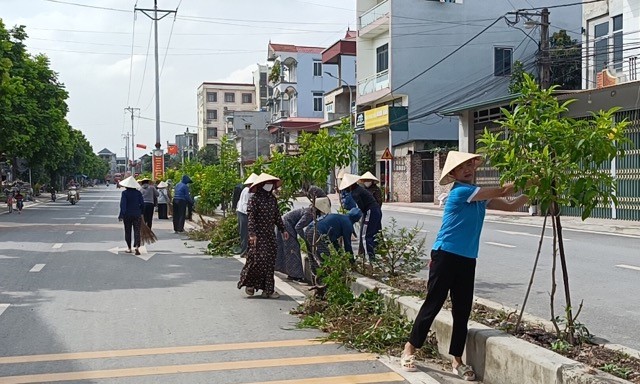 Phụ nữ xã Hương Sơn thiết thực chào mừng chính quyền địa phương 2 cấp 