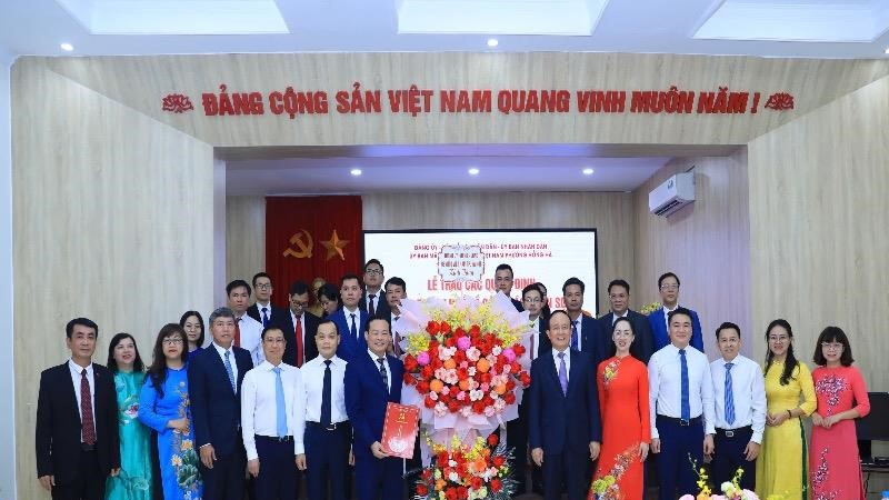 Công bố các quyết định về công tác cán bộ tại phường Hồng Hà