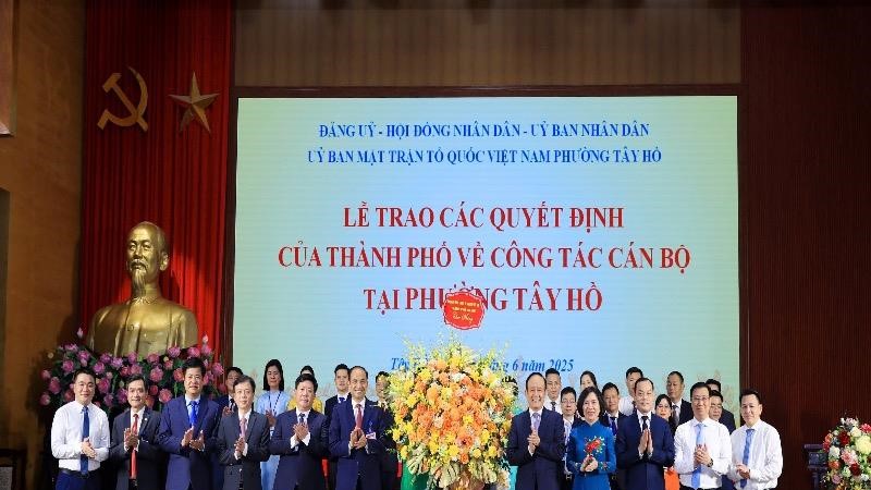 Phó Bí thư Thành ủy Hà Nội Nguyễn Ngọc Tuấn trao các quyết định nhân sự phường Tây Hồ