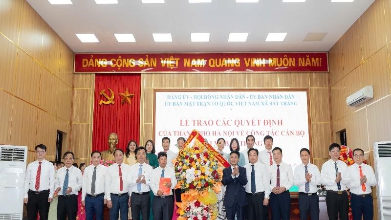 Phó Chủ tịch HĐND phố Hà Nội Phạm Quí Tiên trao các quyết định nhân sự xã Bát Tràng