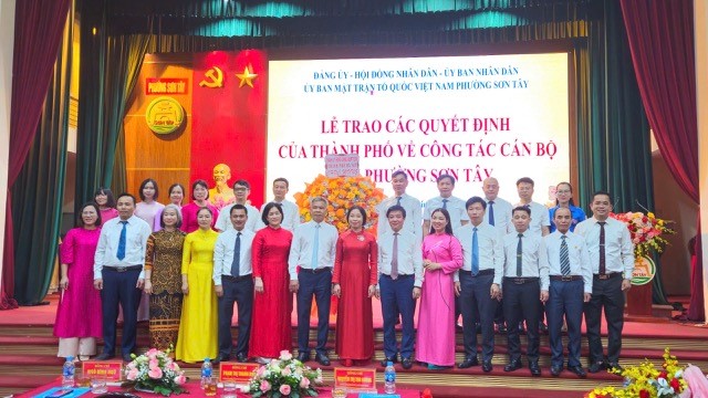 Công bố các quyết định nhân sự phường Sơn Tây
