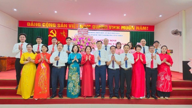 Phó Chủ tịch HĐND TP Phạm Thị Thanh Mai trao các quyết định nhân sự phường Tùng Thiện